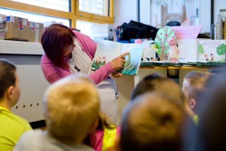 Prvošolci na OŠ Livada v Ljubljani so zgodbo prebrali skupaj z avtorico